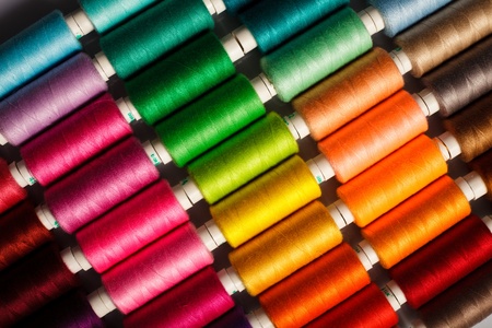 10893480-cucire-thread-sfondo-multicolore-closeup